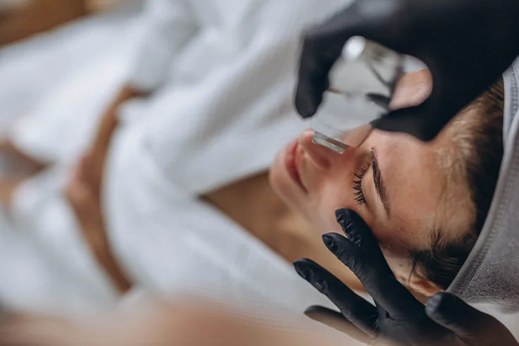 Limpieza facial profesional con espátula ultrasónica para renovar la piel